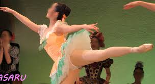 クラシックバレエで透ける女子大生のインナーショーツ