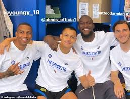 Young did what he normally did for us, without doing anything more. Romelu Lukaku Von Inter Veroffentlicht Ein Foto Mit Den Teamkollegen Ashley Young Alexis Sanchez Und Matteo Darmian Aktuelle Boulevard Nachrichten Und Fotogalerien Zu Stars Sternchen
