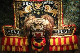 This application is a barongan wallpaper application for your smartphone or tablet. Singa Barong Reog Ponorogo Dance Barong Ponorogo Lion Sculpture