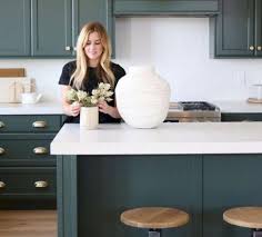 ديكورات مطابخ عصرية باللون الرمادي لمنزل ذو لمسة خاصة