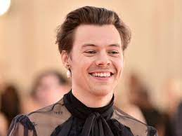 Following the group's indefinite hiatus in 2016, he signed a recording contract with columbia records as a solo artist the same year. Harry Styles Left A Note For A Teenage Superfan Who Didn T Get To Meet Him But He Did Feed Her Fish Vanity Fair
