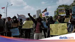 Dolly iyowau, salah satu mahasiswi papua yang berada di asrama papua surabaya. Mahasiswa Papua Di Surabaya Gelar Aksi Tuntut 7 Tahanan Politik Dibebaskan