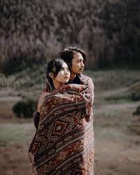 Pilihan tema internasional wedding sangat cocok dengan kemegahan bebatuan di sisi gunung ini. 7 Ide Prewed Tema Anak Gunung Ala Fiersa Besari Pakai Jaket Outdoor