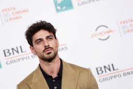 Beau brun au regard ténébreux et à la chevelure sauvage, michele morrone est devenu l'homme le plus convoité de l'année 2020. Marcus E Brando Figli Michele Morrone La Lontananza Che Fa Male