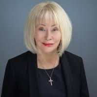 Elizabeth Vipond's Instagram, Twitter & Facebook