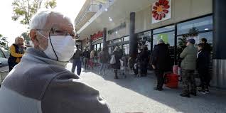 Ils recommandent le port du masque à l'extérieur dans les situations où l'on serait susceptible de croiser d'autres personnes et sans être certain de pouvoir garder ses distances. Coronavirus Le Port Du Masque A L Exterieur Va T Il Etre Generalise