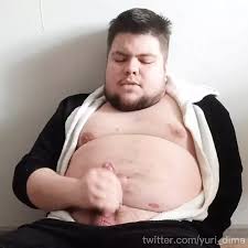 年轻的胖熊在地板上在连体衣射液的脚洞里自慰| xHamster