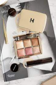 The upside to this year's palette (in a way) is that the included shades are new rather than repeated from the permanent … Hourglass Ambient Lighting Edit Palette Unlocked Edition The Beauty Look Book