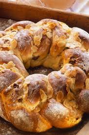 So Backen Sie Einen Saftigen Osterkranz Aus Hefeteig Rezept Kochen Und Backen Hefeteig Hefekranz