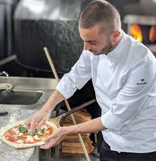 Le Pizzaiolo En Chef De Big Mamma Sacre Au Championnat Du Monde De La Pizza Napolitaine Pizza Napolitaine Napolitain Pizza