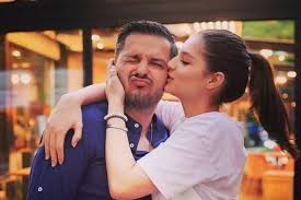 Volumul nu a intrat in top 200 amazon uk in ziua lansarii, in. Carmina Fiica Lui Liviu Varciu A Implinit 19 Ani Ce Mesaj I A Transmis Artistul Galerie Foto Stiri Vedete Si Evenimente Viva Ro