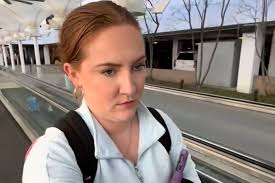 Mutter sitzt mit Sohn (3) im Flugzeug: Kurz nach dem Start passiert das für  sie Undenkbare