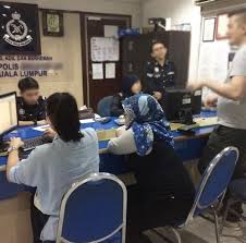 Polis menahan tiga suspek termasuk seorang wanita selepas aksi mengejar suspek yang menaiki kenderaan jenis honda civic di lebuhraya pasir gudang. Bolehkah Anda Membuat Laporan Kemalangan Kepada Pdrm Asklegal My