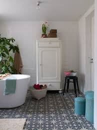 Fun Floor Tile And Beautiful Cabinet Decoration Salle De Bain Deco Salle De Bain Salle De Bain Contemporaine