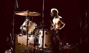 Sound of metal izle, izle, 720p izle, 1080p hd izle, filmin bilgileri, konusu, oyuncuları, tüm serileri bu sayfada. Sound Of Metal Review Riz Ahmed Excels As A Drummer Facing Deafness Drama Films The Guardian