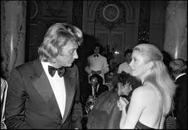 Elle était sa lady lucille, il était le blond ténébreux qu'elle admirait. Johnny Hallyday And Catherine Deneuve 1981 9gag