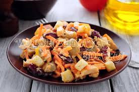 салат с фасолью и сухариками и корейской морковью и колбасой Salat Obzhorka Recept S Fasolyu I Gribami Volshebnaya Eda Ru