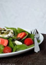 Recette De Salade D Epinards Et Fraises Au Chevre Recette Salade Epinard Salade Recettes De Salade Saines