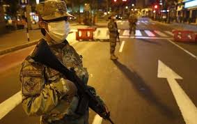 2 agentes de la policía nacional fiscalizan conductores. Kpb8pl3fcsyyvm