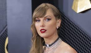 Taylor Swift lâchée par son chéri Travis Kelce aux Grammy Awards : son  absence expliquée... L'excuse vaut le coup !
