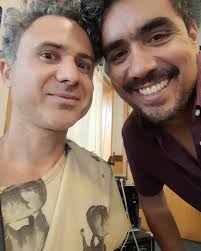 A música gera encontros. Nascem melodias, amizades. Afetos feitos de gente  e som. Canção é fluxo de memória: máquina de viajar no tempo. Rede cerzida  pela poesia. Nada vai sumir. Tempo mágico