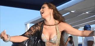 هجوم على الراقصة جوهرة بسبب رقصها بفستان قصير وكمامة (فيديو)