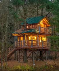 37 Luxury Tree Houses You D Like To Move Into Tree House Cool Tree Houses Luxury Tree Houses