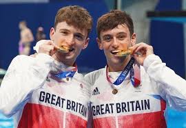 被跳水耽誤的手工藝大師是你!「跳水金童」tom daley 今年在 2020 東京奧運男子雙人 10 公尺跳台跳水拿下金牌，隨後更在 ig 上開心分享他特別為奧運獎牌親手編織的小袋子，直接戳許多人的中萌點，真的太可愛!沒想到週日時 tom daley 又被拍到他在女子 3 公尺跳板決賽時，在觀眾席上一邊看比賽. Xy3j3nby2ue7ym