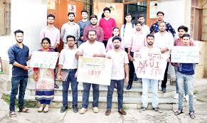 Shop performance hiking boots and hiking shoes for men, women, and kids, to stay comfortable and safe on a short hike or backpacking adventure. Abvp Protests Against Nsui Act Of Disrespecting Savarkar