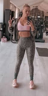 Khloe Kardashian Snaps A Gym Selfie In Green Leopard Leggings Windbreaker From Good Khloe Kardashian Style Khloe Kardashian Outfits Kardashian Style Outfits