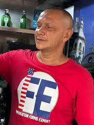 Ella es la abogada Marta Calvo que en compañía de David Eusse el del  cafecito, mantienen bonito el parque de Bolívar. Nunca una mata de jardín  había pegado allí. Pero ellos con