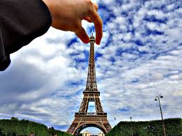 Pictures Of People Holding The Eiffel Tower Business Insider Forced Perspective Photography Perspective Photography Eiffel Tower