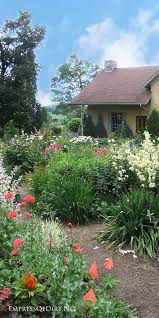 Country Garden In Ontario Canada With A Cottage Style Flower Beds Country Gardening Cottage Garden Gorgeous Gardens
