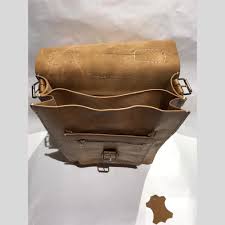 Avec lui, cahiers et crayons les suivront absolument partout. Veg Tan Cartable Office Rucksack Natural Leather Bags London