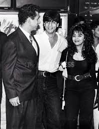 Shah Rukh Khan Accompanied By His Wife Gauri On The Premiere Of His Film Chamatkar Seen Here With Veter Bollywood Celebrities Bollywood Actors Bollywood Stars