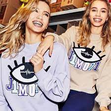 Time for a give away ‍ we're giving away 3x @j1mo71 pom pom beanies. Lisa And Lena J1mo71 Lisa Tweeling Foto S