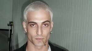 Damiano dei Maneskin si rasa i capelli a zero (di nuovo): addio al biondo  platino