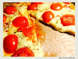 Se prepara foarte usor si cantitatile pe care le dam in reteta blat pizza sunt suficiente pentru a obtine 4 bucati de pizza cu un diametru de. Pizza Cu Mozzarella Si Rosii Pizza De Casa Zen In Bucatarie