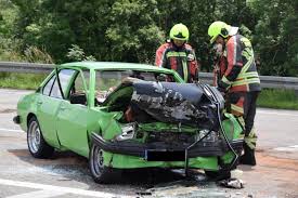 Februar) ereignete sich im fränkischen roth ein folgenschweres unglück. Oldtimer Bei Unfall Auf Der B300 Zerstort Fahrer Wird Schwerverletzt Ins Krankenhaus Geflogen Presse Augsburg