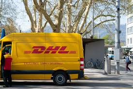 Aku sarankan ke kantor pos yang lebih besar, agar lebih. Bayar Paket Kiriman Luar Negeri Via Dhl Vs Pos Indonesia Dei S Blog