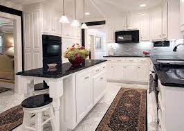 Follow us for a daily dose of outstanding homes, intelligent architecture & beautiful design. Plan De Travail Granit Noir Cuisine Blanche Bois Black Countertops White Cabinets With Granite New Kitchen Designs