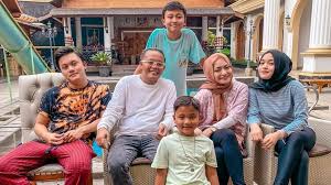 Download istri sule nathalie holscher video 20detik full. Panggil Bunda 3 Momen Anak Bungsu Sule Temani Nathalie Holscher Yang Sakit
