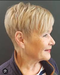 💇🏽‍♀️Looking for haircut models! 📍Toni and guy Poole Haircuts like the  photos below £10 for wash cut and blowdry! Dates available until august!  Message me for more info to get booked in!