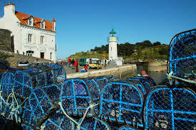 Le Petit Port De Sauzon Belle Isle En Mer Bretagne Avec Casiers Et Citroen Mehari