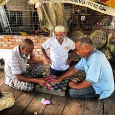 Sebelum bertanding, pemain harus mengetahui peraturan catur, kemudian memilih warna buah catur yang akan dimainkan. Amazing Terengganu Cara Sosial Warga Kampung Permainan Dam Haji Mengeratkan Hubungan Dan Mencorak Persaingan Sihat Dalam Persahabatan Sesama Usia Ini Cara Komunikasi Santai Di Kampung Yg Suka Dilihat Jika Di Rusia