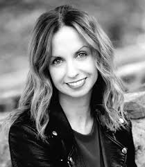 Amazon.com: A Comedian and an Activist Walk into a Bar: The Serious Role of  Comedy in Social Justice (Communication for Social Justice Activism)  (Volume 1): 9780520299764: Chattoo, Caty Borum, Feldman, Lauren, Lear,