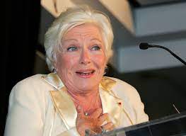 Her father was a truck driver during the week, but he played the trumpet on weekends, in a local brass band. Line Renaud Les Deux Seules Histoires D Amour De Sa Vie