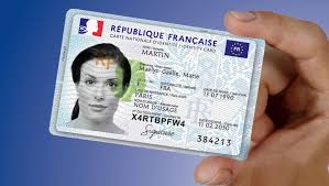De l'ancienne carte d'identité en papier cartonnée à la nouvelle carte plastifiée, des numéros figurent sur ce document et sont exploités différemment. Petit Format Empreintes Puce 3 Choses A Savoir Sur La Nouvelle Carte D Identite Ladepeche Fr