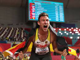 Ein junger fan, gerade noch klein genug, um unter den absperrbändern hindurch. Olympia Absage Wegen Coronavirus Niklas Kaul Wurde Es Verstehen