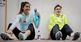 Norveški atletičar karsten warholm (25) u četvrtak je na mitingu dijamantne lige u oslu postavio novi svjetski rekord na 400 m prepone, istrčavši tu dionicu za 46.70 sekundi, čime je za osam stotinki nadmašio 29 godina star rekord amerikanca kevina younga. Unik Kjonnsbalanse I Team Warholm Derfor Trener Warholm Bare Med Jenter